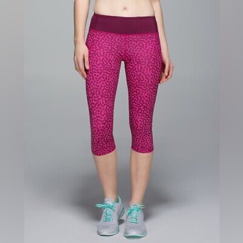 Hot pink capri Lululemon leggings.